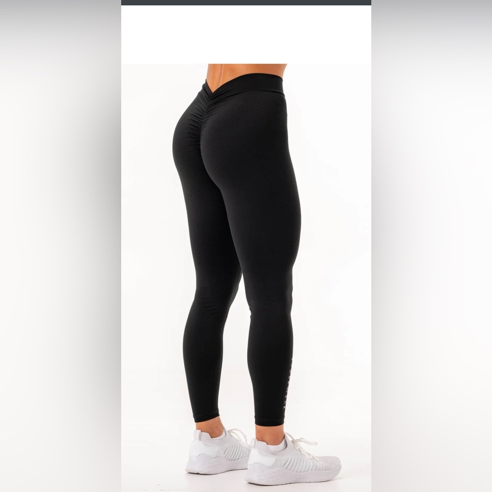 NWOT NKD V SCRUNCH LEGGINGS
Black,  M